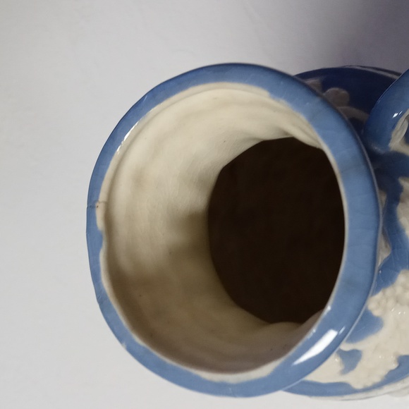 Cherub Porcelain Vase - Picture 6 of 7